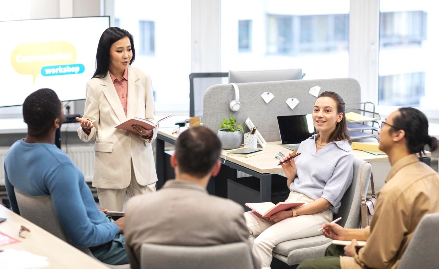Consultant financiar explicând concepte complexe într-o sesiune personalizată